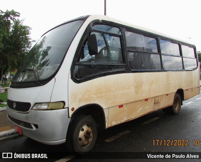 Ônibus Particulares 3415 na cidade de Araporã, Minas Gerais, Brasil, por Vicente de Paulo Alves. ID da foto: 10770801.