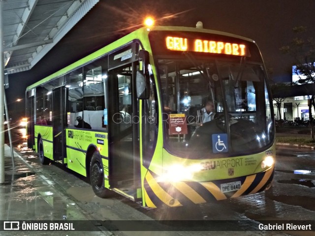 GRU Airport - Aeroporto Internacional de Guarulhos D32 na cidade de Guarulhos, São Paulo, Brasil, por Gabriel Rievert. Número da foto: #10777974.