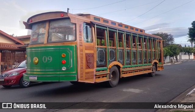 Ônibus Particulares 09 na cidade de Holambra, São Paulo, Brasil, por Alexandre Miguel. Número da foto: #10778262.