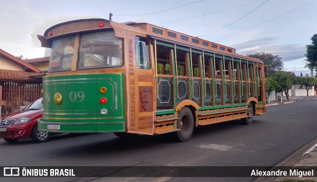 Ônibus Particulares 09 na cidade de Holambra, São Paulo, Brasil, por Alexandre Miguel. ID da foto: 10778262.