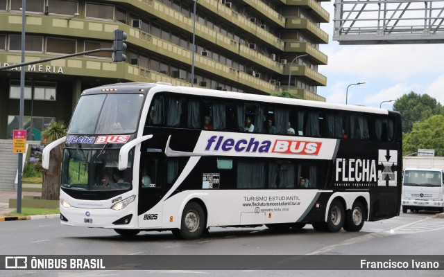 Flecha Bus 8825 na cidade de Ciudad Autónoma de Buenos Aires, Argentina, por Francisco Ivano. Número da foto: #10790434.