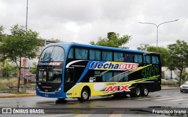 Flecha Bus 8823 na cidade de Ciudad Autónoma de Buenos Aires, Argentina, por Francisco Ivano. ID da foto: 10790295.