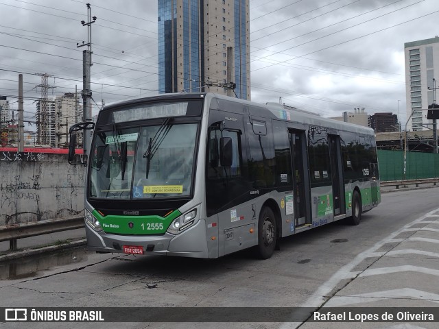 Viação Gato Preto 1 2555 na cidade de São Paulo, São Paulo, Brasil, por Rafael Lopes de Oliveira. Número da foto: #10733596.