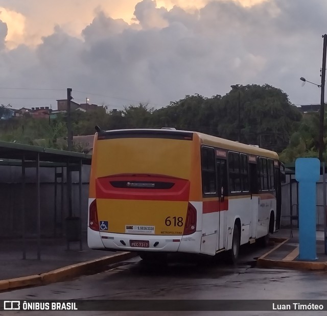 Empresa Metropolitana 618 na cidade de Jaboatão dos Guararapes, Pernambuco, Brasil, por Luan Timóteo. Número da foto: #10797853.