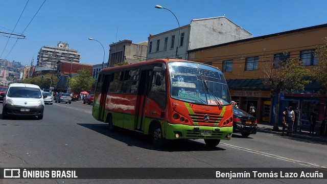 Buses Gran Valparaíso 708 na cidade de Valparaíso, Valparaíso, Valparaíso, Chile, por Benjamín Tomás Lazo Acuña. ID da foto: 10806540.