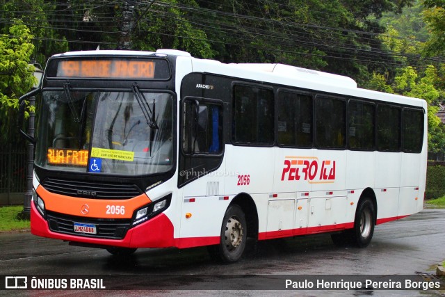 Petro Ita Transportes Coletivos de Passageiros 2056 na cidade de Petrópolis, Rio de Janeiro, Brasil, por Paulo Henrique Pereira Borges. ID da foto: 10808904.