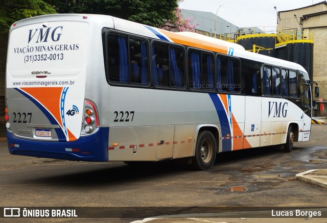 VMG - Viação Minas Gerais 2227 na cidade de Tapira, Minas Gerais, Brasil, por Lucas Borges . Número da foto: #11500300.