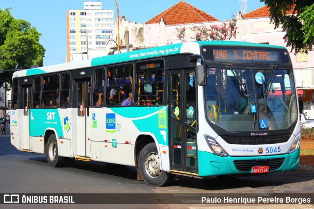 Viação Sorriso de Minas 5045 na cidade de Uberlândia, Minas Gerais, Brasil, por Paulo Henrique Pereira Borges. Número da foto: #11504255.
