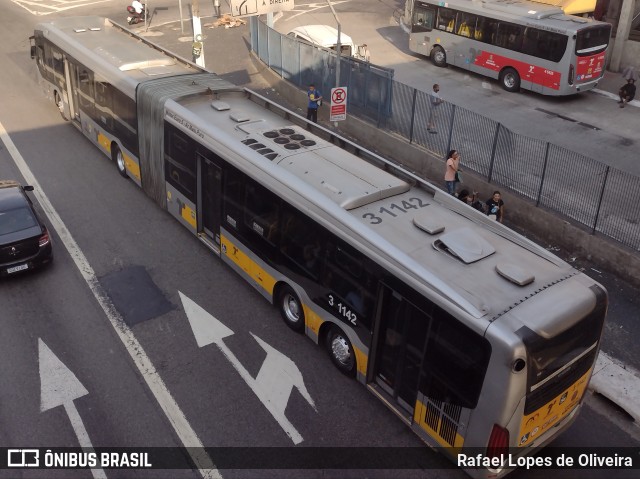 Viação Metrópole Paulista - Zona Leste 3 1142 na cidade de São Paulo, São Paulo, Brasil, por Rafael Lopes de Oliveira. ID da foto: 11504491.