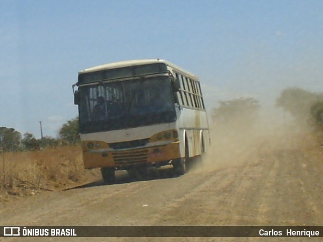 Ônibus Particulares  na cidade de Lapão, Bahia, Brasil, por Carlos  Henrique. Número da foto: #11504039.
