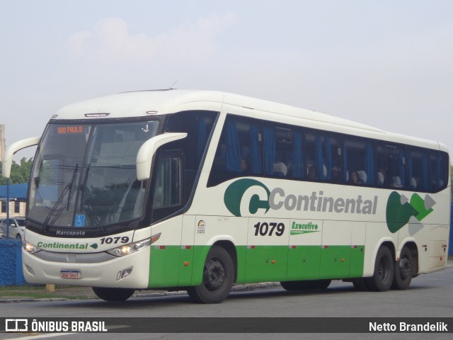 Viação Continental de Transportes 1079 na cidade de São Paulo, São Paulo, Brasil, por Netto Brandelik. Número da foto: #11554793.