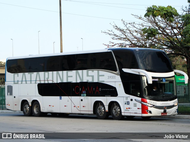 Auto Viação Catarinense 319300 na cidade de São Paulo, São Paulo, Brasil, por João Victor. Número da foto: #11567525.