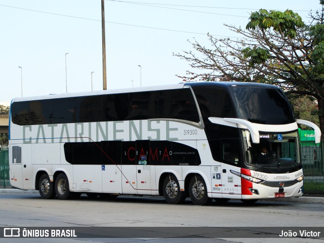 Auto Viação Catarinense 319300 na cidade de São Paulo, São Paulo, Brasil, por João Victor. ID da foto: 11567525.