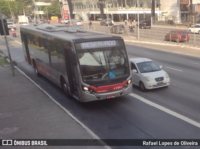 Express Transportes Urbanos Ltda 4 8061 na cidade de São Paulo, São Paulo, Brasil, por Rafael Lopes de Oliveira. ID da foto: 11507016.