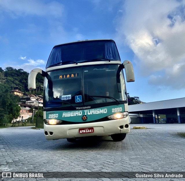 Ribeiro Turismo 2850 na cidade de Petrópolis, Rio de Janeiro, Brasil, por Gustavo Silva Andrade. Número da foto: #11517964.