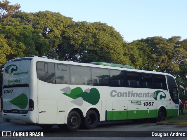 Viação Continental de Transportes 1067 na cidade de São Paulo, São Paulo, Brasil, por Douglas Andrez. Número da foto: #11617415.
