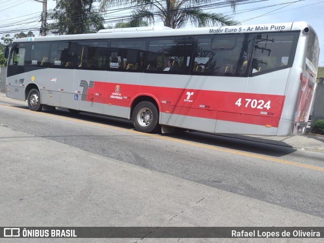 Pêssego Transportes 4 7024 na cidade de São Paulo, São Paulo, Brasil, por Rafael Lopes de Oliveira. ID da foto: 11620342.