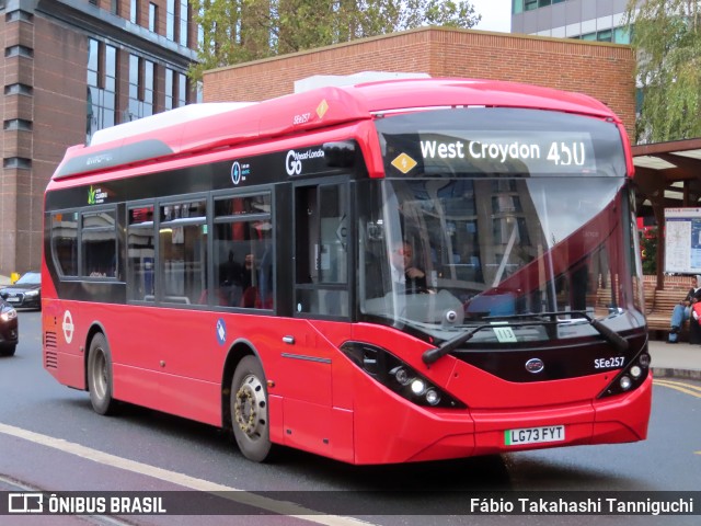 Metrobus SEe257 na cidade de Croydon, Greater London, Inglaterra, por Fábio Takahashi Tanniguchi. ID da foto: 11628569.