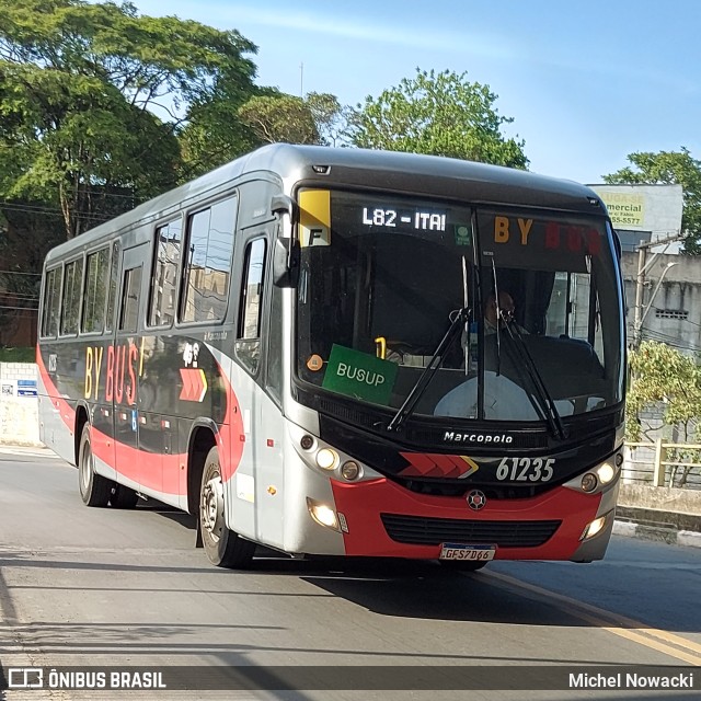 By Bus Transportes Ltda 61235 na cidade de Jandira, São Paulo, Brasil, por Michel Nowacki. ID da foto: 11630701.