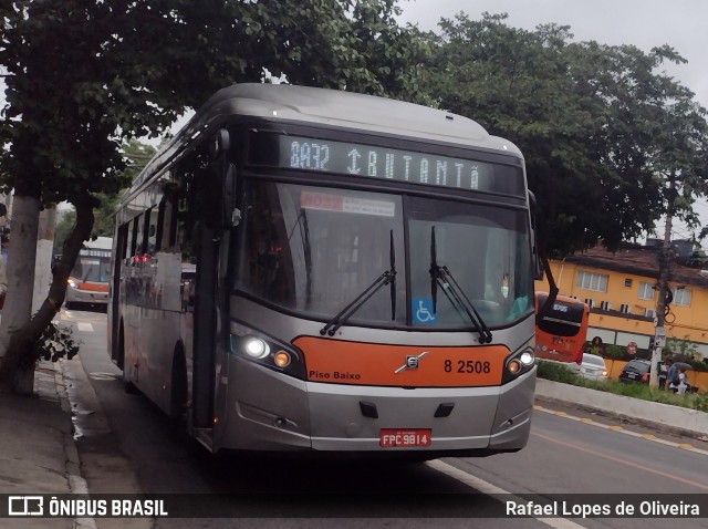 Viação Gato Preto 8 2508 na cidade de São Paulo, São Paulo, Brasil, por Rafael Lopes de Oliveira. ID da foto: 11652741.