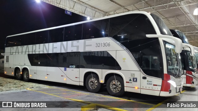 Auto Viação Catarinense 321306 na cidade de Balneário Camboriú, Santa Catarina, Brasil, por Fábio Paixão. ID da foto: 11659757.