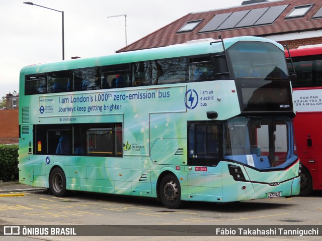 Metroline WDE2799 na cidade de Finchley, Greater London, Inglaterra, por Fábio Takahashi Tanniguchi. ID da foto: 11659872.