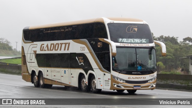 Auto Viação Gadotti 7300 na cidade de Joinville, Santa Catarina, Brasil, por Vinicius Petris. Número da foto: #11593658.