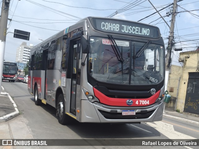 Pêssego Transportes 4 7004 na cidade de São Paulo, São Paulo, Brasil, por Rafael Lopes de Oliveira. ID da foto: 11604332.