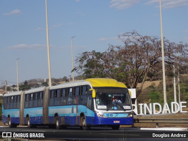 Metrobus 1019 na cidade de Trindade, Goiás, Brasil, por Douglas Andrez. ID da foto: 11689217.