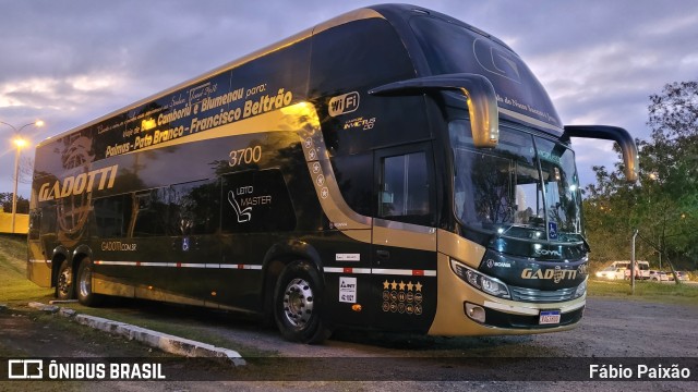 Auto Viação Gadotti 3700 na cidade de Blumenau, Santa Catarina, Brasil, por Fábio Paixão. ID da foto: 11695287.