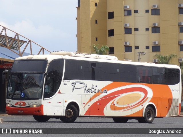 Viação Platina 6070 na cidade de Uberaba, Minas Gerais, Brasil, por Douglas Andrez. ID da foto: 11708940.