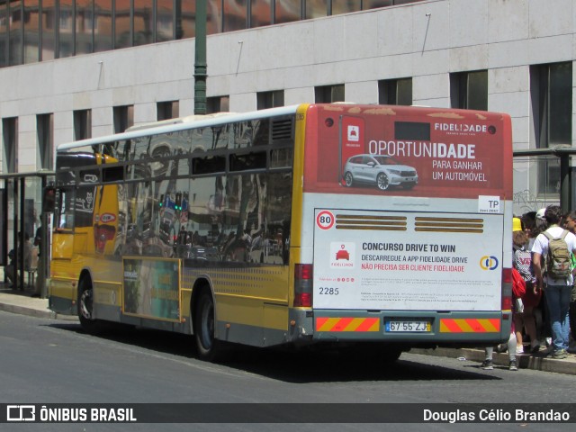 Companhia Carris de Ferro de Lisboa 2285 na cidade de Lisbon, Lisbon, Portugal, por Douglas Célio Brandao. ID da foto: 11717687.