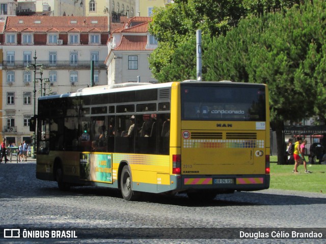 Companhia Carris de Ferro de Lisboa 2213 na cidade de Lisbon, Lisbon, Portugal, por Douglas Célio Brandao. Número da foto: #11727346.