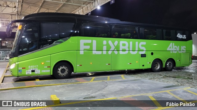 FlixBus Transporte e Tecnologia do Brasil 44017 na cidade de Balneário Camboriú, Santa Catarina, Brasil, por Fábio Paixão. Número da foto: #11671067.
