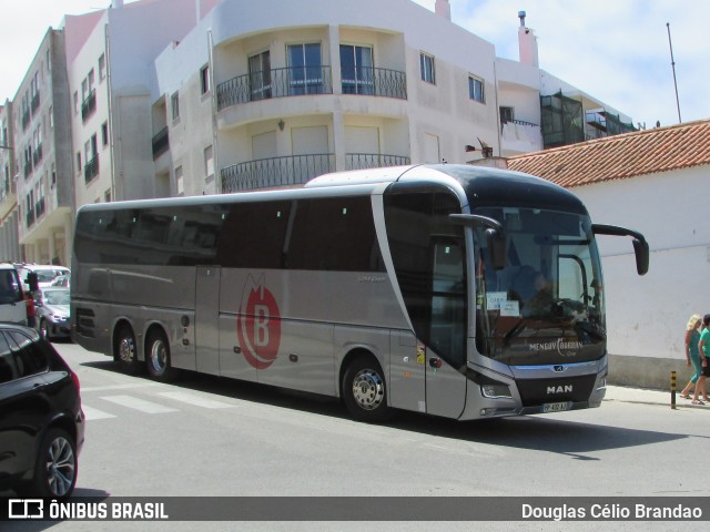 Autocars Menguy Burban 432 na cidade de Nazaré, Leiria, Portugal, por Douglas Célio Brandao. ID da foto: 11681841.