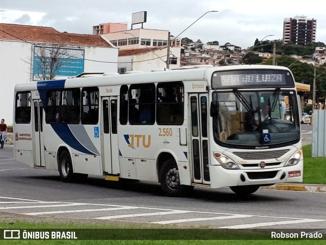 JTU - Jacareí Transporte Urbano 2.560 na cidade de Jacareí, São Paulo, Brasil, por Robson Prado. ID da foto: 11681749.