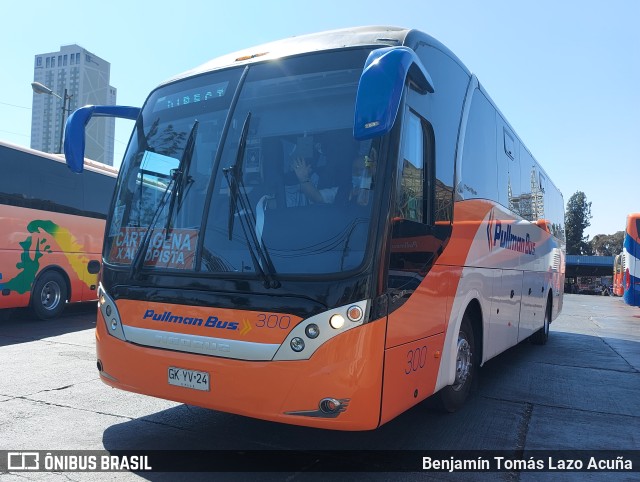 Pullman Bus 300 na cidade de Estación Central, Santiago, Metropolitana de Santiago, Chile, por Benjamín Tomás Lazo Acuña. Número da foto: #10833896.