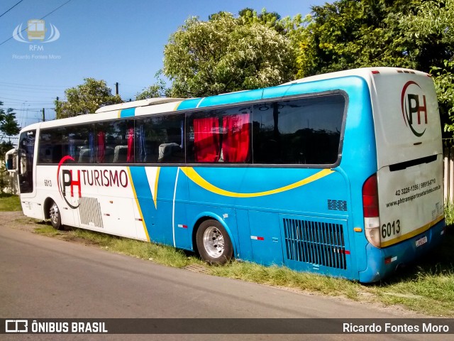 PH Transportes Turismo e Escolar 6013 na cidade de Curitiba, Paraná, Brasil, por Ricardo Fontes Moro. ID da foto: 10863977.