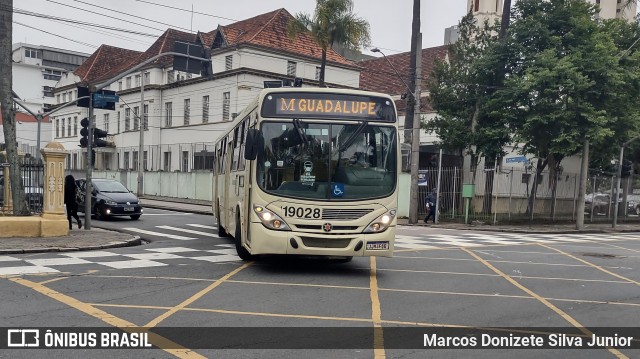 Araucária Transportes Coletivos 19028 na cidade de Curitiba, Paraná, Brasil, por Marcos Donizete Silva Junior. Número da foto: #10885890.