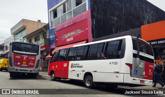 Pêssego Transportes 4 7123 na cidade de São Paulo, São Paulo, Brasil, por Jackson Sousa Leite. ID da foto: 10898854.