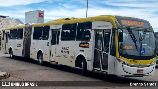 Viação Pioneira 225690 na cidade de Brasília, Distrito Federal, Brasil, por Brenno Santos. ID da foto: 10899942.