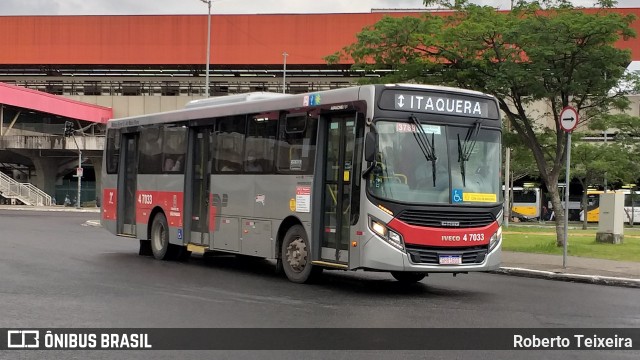 Pêssego Transportes 4 7033 na cidade de São Paulo, São Paulo, Brasil, por Roberto Teixeira. ID da foto: 10904038.