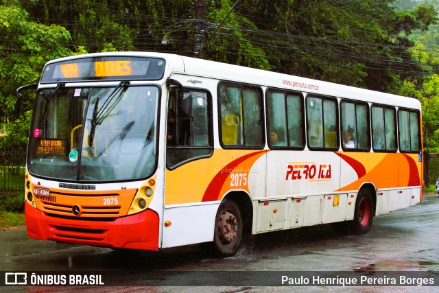 Petro Ita Transportes Coletivos de Passageiros 2075 na cidade de Petrópolis, Rio de Janeiro, Brasil, por Paulo Henrique Pereira Borges. Número da foto: #10910490.