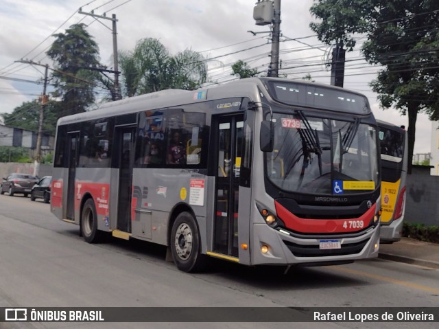 Pêssego Transportes 4 7039 na cidade de São Paulo, São Paulo, Brasil, por Rafael Lopes de Oliveira. Número da foto: #10844583.