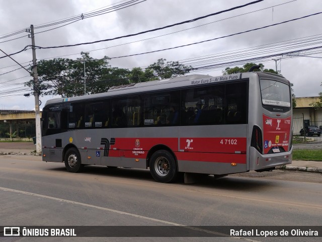 Pêssego Transportes 4 7102 na cidade de São Paulo, São Paulo, Brasil, por Rafael Lopes de Oliveira. ID da foto: 10842487.