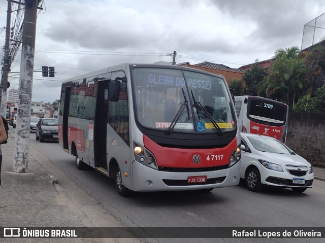 Pêssego Transportes 4 7117 na cidade de São Paulo, São Paulo, Brasil, por Rafael Lopes de Oliveira. Número da foto: #10848134.