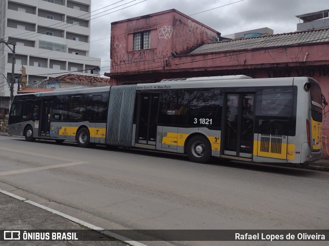 Viação Metrópole Paulista - Zona Leste 3 1821 na cidade de São Paulo, São Paulo, Brasil, por Rafael Lopes de Oliveira. ID da foto: 10849751.