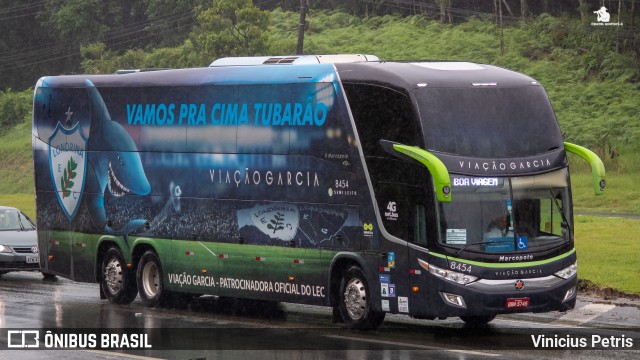 Viação Garcia 8454 na cidade de Joinville, Santa Catarina, Brasil, por Vinicius Petris. Número da foto: #10914146.