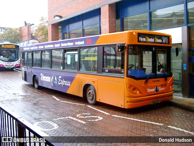 First Midland Red 42352 na cidade de Worcester, Worcestershire, Inglaterra, por Donald Hudson. Número da foto: #10941319.
