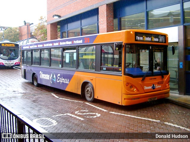 First Midland Red 42352 na cidade de Worcester, Worcestershire, Inglaterra, por Donald Hudson. ID da foto: 10941319.